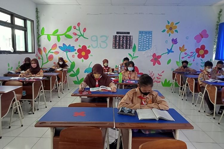 PTM 100 persen dibagi 2 sif di SMPN 8 Tangsel 