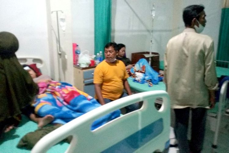 Korban keracunan asal Dusun Garu, Desa Podoroto, Kecamatan Kesamben, Kabupaten Jombang, Jawa Timur, dievakuasi ke Puskesmas Kesamben, untuk menjalani perawatan, Jumat (14/5/2022) malam.