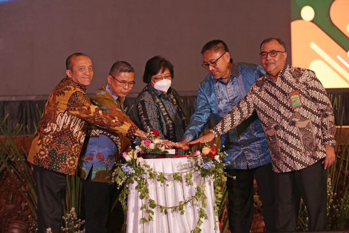 Menteri LHK Siti Nurbaya meresmikan peluncuran sistem Amdalnet untuk memudahkan proses perizinan lingkungan, di Jakarta, Selasa (7/2/2023).