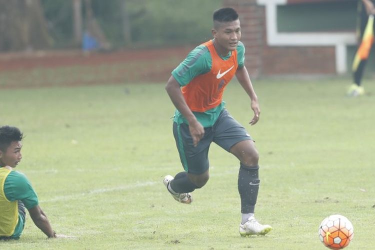 Aksi Striker seleksi Indonesia U-22 asal Persela Lamongan, Ahmad Nur Hardianto (kanan), pada sesi seleksi tahap pertama di Lapangan Sekolah Pelita Harapan (SPH), Karawaci, Tangerang, Banten, Kamis (23/2/2017) pagi WIB.