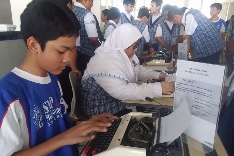 Lomba ketik teks proklamasi dengan mesin ketik manual