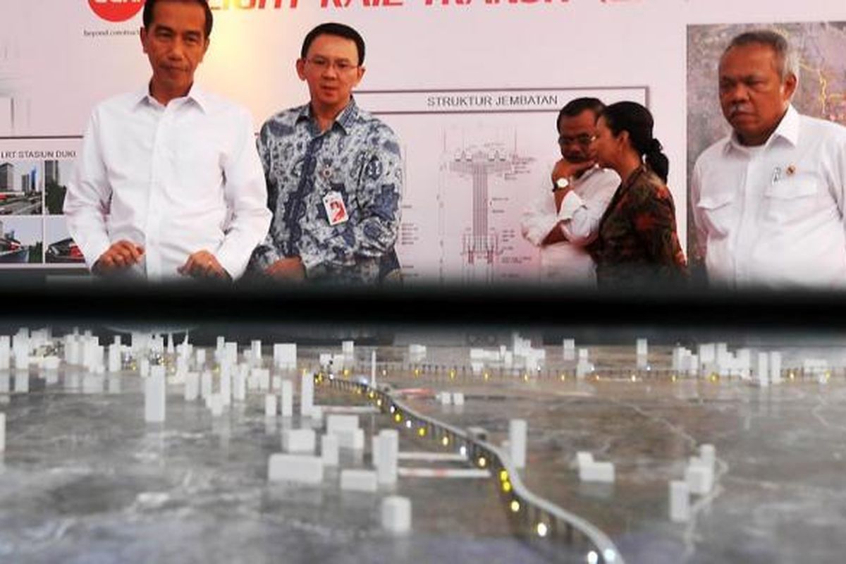 Presiden Joko Widodo saat peletakan batu pertama proyek sistem transportasi kereta ringan (light rail transit/LRT) Jabodetabek di kawasan Taman Mini Indonesia Indah, Jakarta, Rabu (9/9/2015). 