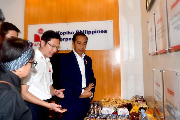 Presiden Joko Widodo mengunjungi salah satu perusahaan Indonesia yang merupakan produsen produk kopi di Filipina, Kopiko Philippines Corporation (KPC) dalam kunjungan kerjanya ke Filipina pada Rabu (10/1/2024). 