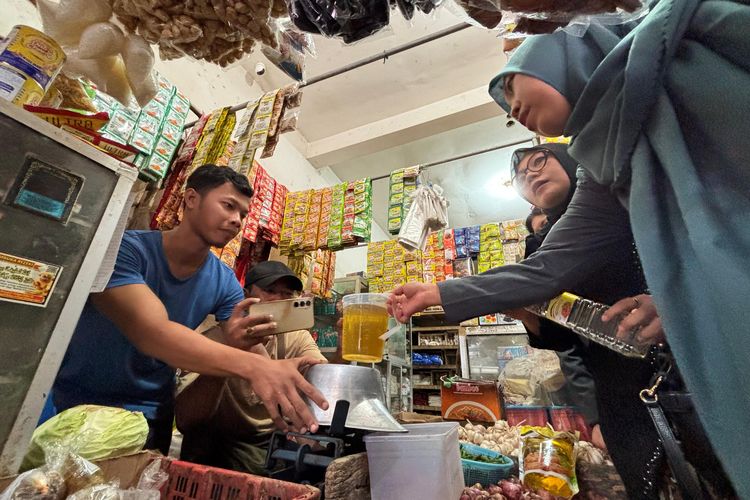 Pedagang pasar Banyuwangi disidak Komisi II DPRD Banyuwangi soal MinyaKita, Kamis (13/3/2025). 