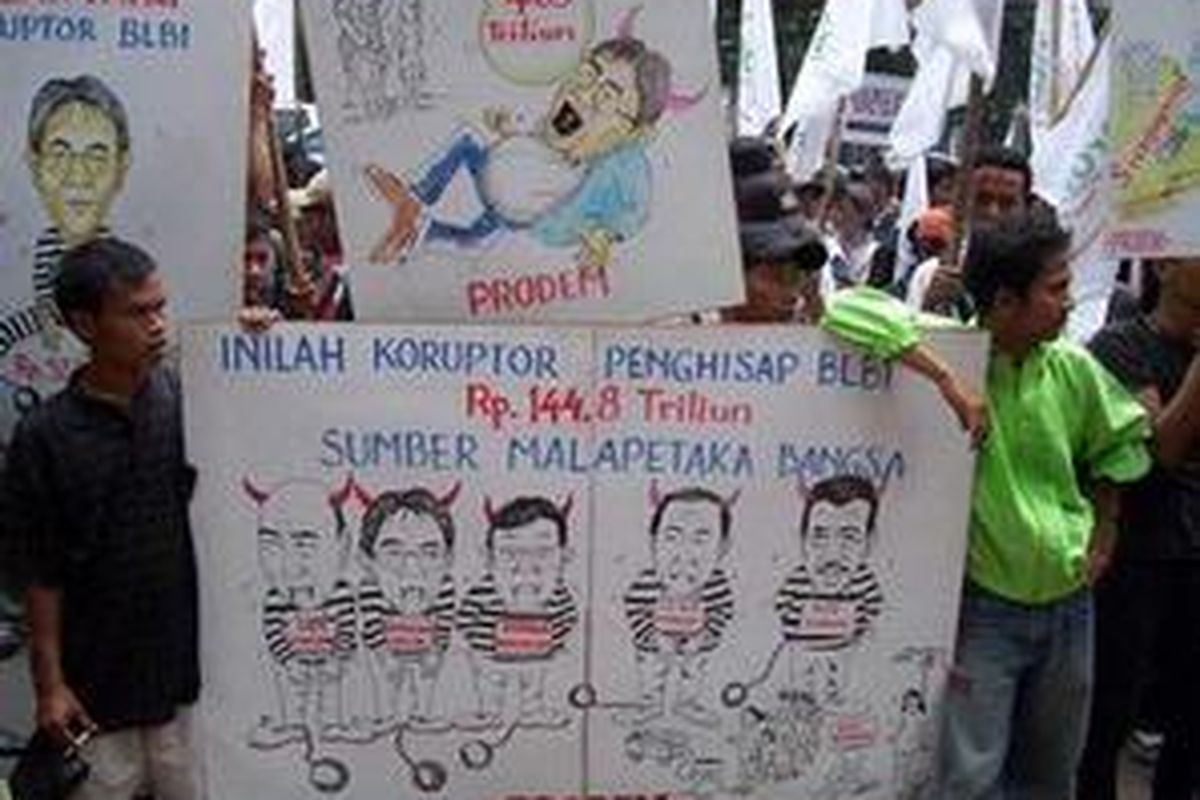 Massa Prodem melakukan aksi unjuk rasa menuntut pemerintah segera menuntaskan kasus skandal BLBI.