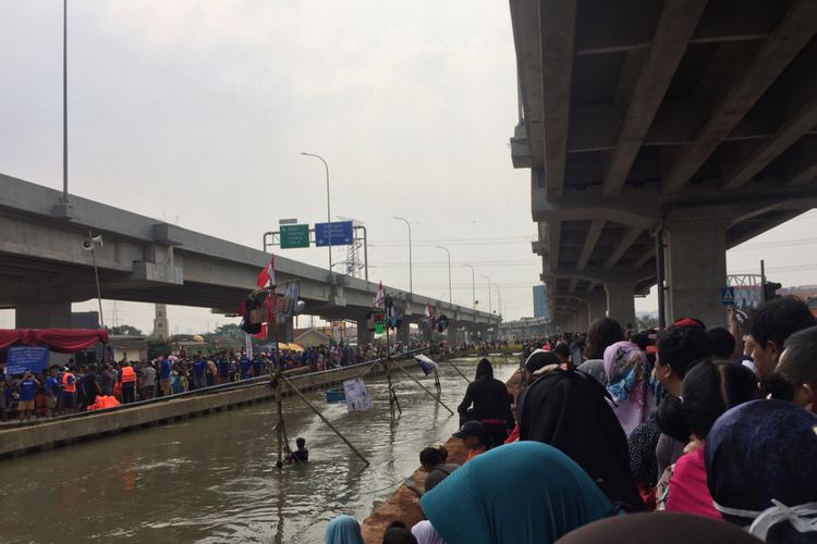 Suasana lomba panjat pinang di Kalimalang, Jakarta Timur, Jumat (17/8/2018). 