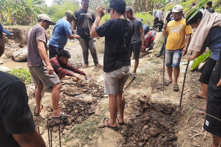 Warga Lahar Pati Geruduk Kantor Desa, Desak Penambangan Galian C Ilegal di Sungai Setro Ditutup Total