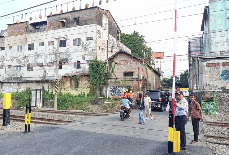 Pelintasan Ampera Bekasi Kini Dipasang Palang dan Dijaga Dishub Usai Kecelakaan Kereta