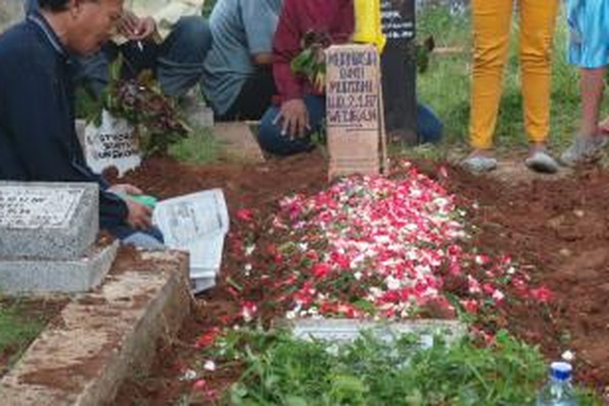 Murni (25), Korban pembunuhan di Cawang dimakamkan. Kamis (17/4/2014).