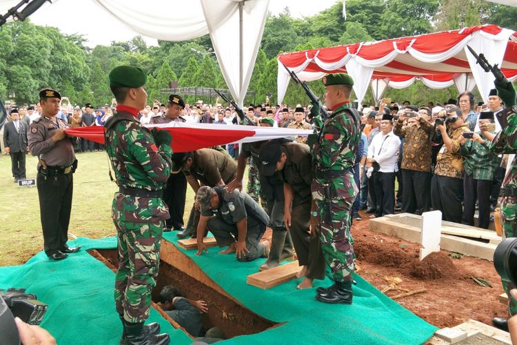 Prosesi pemakaman Anggota Dewan Perwakilan Daerah (DPD) RI, Andi Mappetahang Fatwa atau AM Fatwa dimakamkan di Taman Makam Pahlawan Kalibata, Jakarta Selatan, dengan upacara militer, Jakarta, Kamis (14/12/2017).