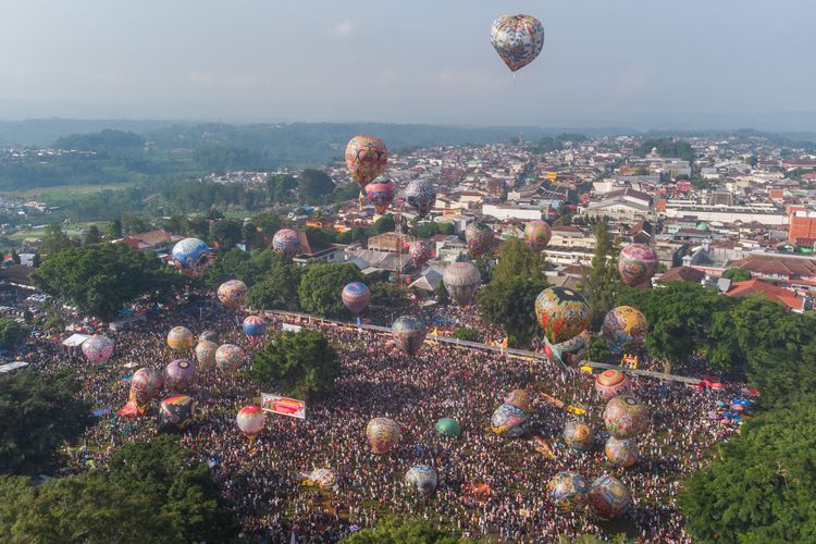 Puncak Festival Balon Wonosobo di Alun-alun Wonosobo, Minggu (21/4/2024).