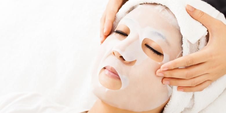 Sekarang, banyak produk kecantikan yang menawarkan sheet face mask. Jadi, pergi ke salon kecantikan atau spa tak perlu dilakoni.