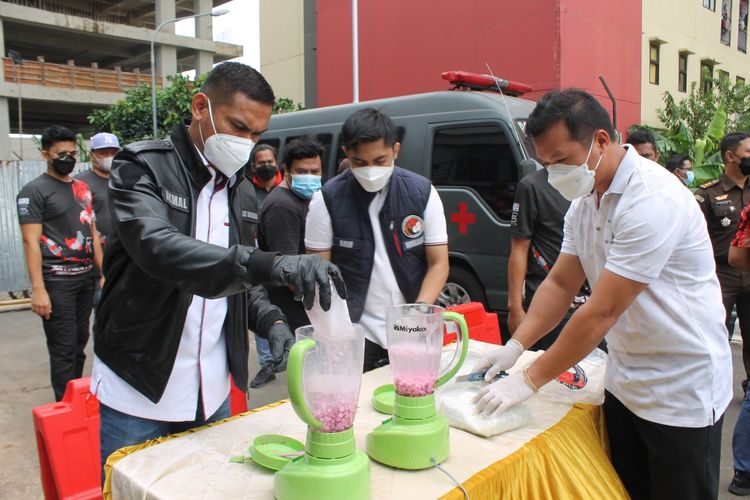 Polres Metro Jakarta Barat memusnahkan barang bukti narkoba hasil operasi menggagalkan perrdaran narkoba akhir-akhir ini, pada Rabu (26/10/2022). 