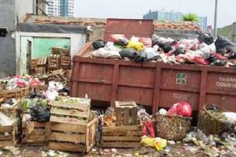 Pedagang dan pembeli di Pasar Cawang Kavling, Cipinang Cempedak, Jatinegara, Jakarta Timur mengeluhkan persoalan sampah yang menumpuk di Tempat Pembuangan Sampah Sementara (TPSS), di sisi kiri pasar. 