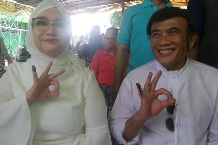 Rhoma Irama dan istrinya usai mencoblos di TPS 29 Pondok Jaya, Pela Mampang, Jakarta Selatan, Rabu (19/4/2017).