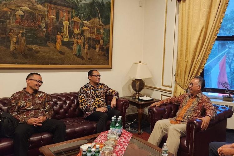 Kepala Badan Riset dan Inovasi Daerah (Brida) Papua Barat Charlie Heatubun melakukan kunjungan silaturahmi ke Konsulat Jenderal Republik Indonesia (KJRI) di New York, Amerika Serikat, Rabu (25/9/2024).
