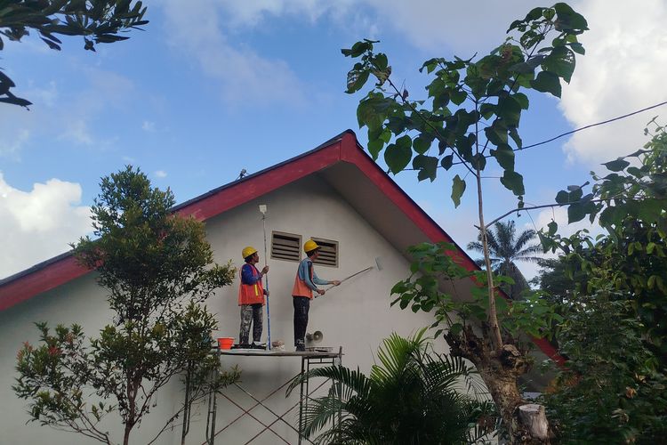 Para pekerja tengah mengerjakan proses renovasi gedung Balai Diklat PNS Licin yang menjadi lokasi sekolah rakyat Banyuwangi.