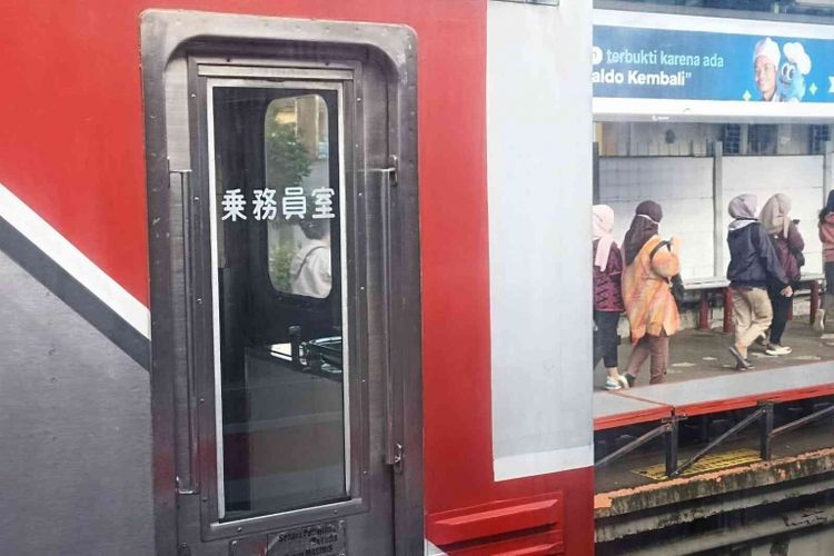 Salah satu KRL bekas Jepang yang masih digunakan.