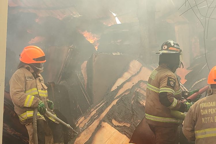 Sejumlah petugas pemadam kebakaran tengah berupaya memadamkan api di pabrik triplek, Jalan Soekarno-Hatta, Bandung. 