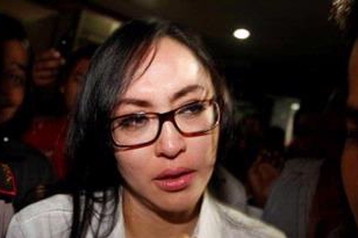 Angelina Sondakh dikawal petugas seusai menjalani sidang di Pengadilan Tindak Pindana Korupsi, Kuningan, Jakarta Selatan, Kamis (6/9/2012). Angelina menjadi tersangka atas kasus dugaan suap pembangunan wisma atlet SEA Games dan pengadaan alat laboratorium di beberapa universitas negeri. 