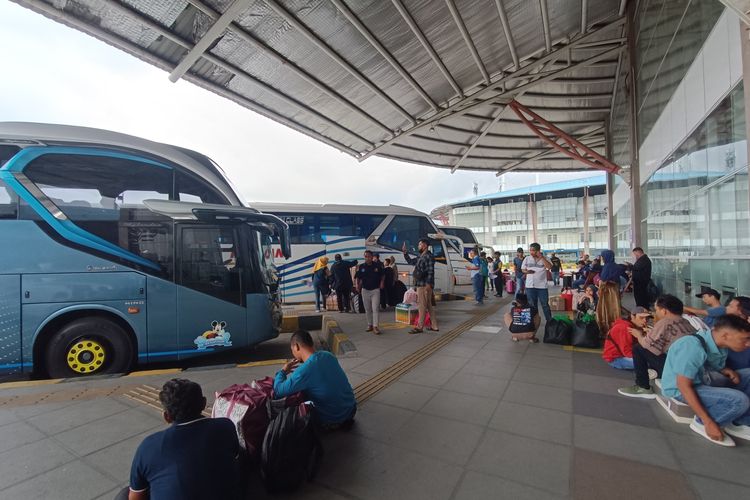 Para pemudik di Terminal Pulogebang sedang menunggu bus untuk berangkat ke kampung halaman, Jakarta Timur, Rabu (3/4/2024).