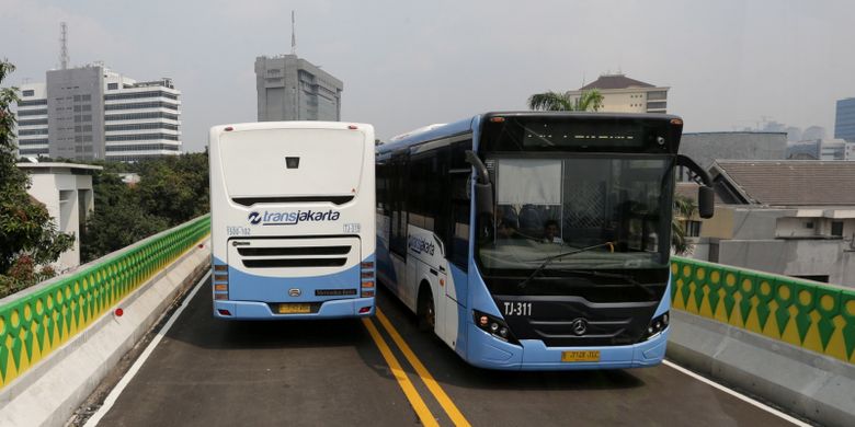  Uji coba pengoperasian layanan bus transjakarta koridor 13 (Tendean-Ciledug), Jakarta, Senin (15/5/2017). Jalur transjakarta sepanjang 9,3 kilometer ini akan dilengkapi 12 halte dan direncanakan beroperasi mulai Juni 2017. KOMPAS IMAGES/KRISTIANTO PURNOMO