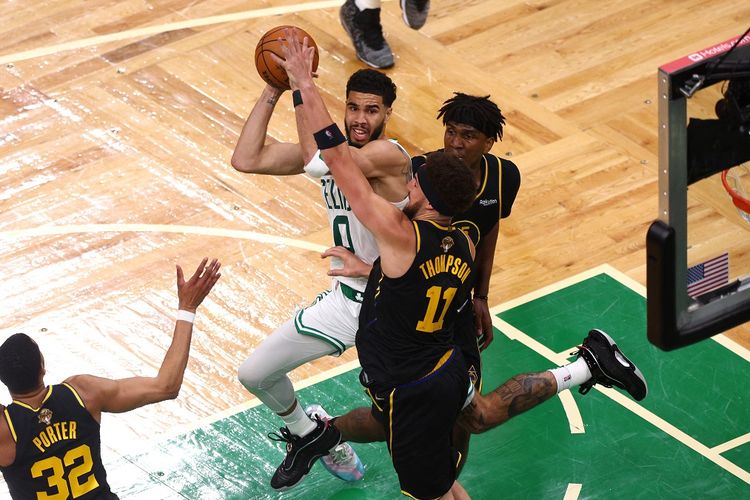 Pemain Boston Celtics Jayson Tatum mendapat hadangan dari shooting guard Golden State Warriors Klay Thompson dalam gim ketiga final NBA 2022 di TD Garden, Boston, Massachusetts, Amerika Serikat, Kamis (9/6/2022) pagi WIB.