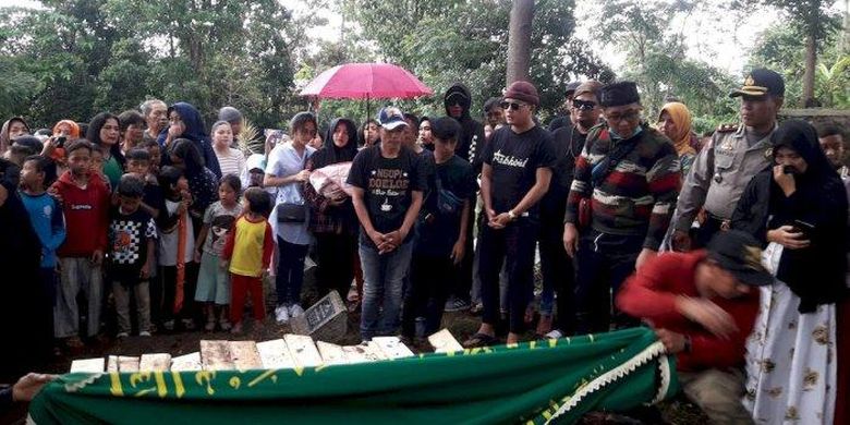 Pemakaman ulang mendiang Lina Jubaedah, mantan istri Sule, di TPU Nagrog, Ujungberung, Kota Bamdung, Kamis (9/1/2020).