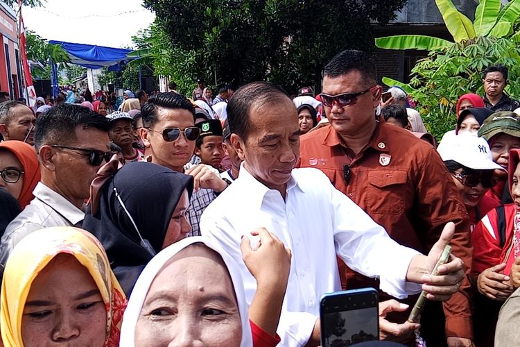 Mantan Presiden RI ke-7, Joko Widodo, menyapa ratusan warga saat berkunjung ke Kelurahan Mangunharjo, Kecamatan Tugu, Semarang, Jawa Tengah pada Sabtu (18/1/2025).