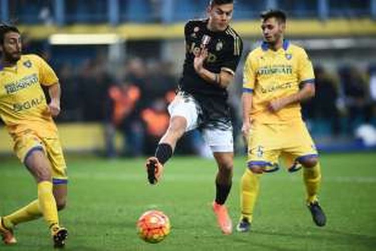 Penyerang Juventus, Paulo Dybala (tengah) melepaskan tendangan saat timnya berhadapan dengan Frosinone, pada laga Serie A di Stadion Matusa, Minggu (7/2/2016).