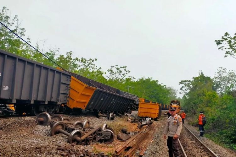Dua Kereta Batu Bara Tabrakan di OKU, 15 Gerbong dan Lokomotif Anjlok hingga Terguling
