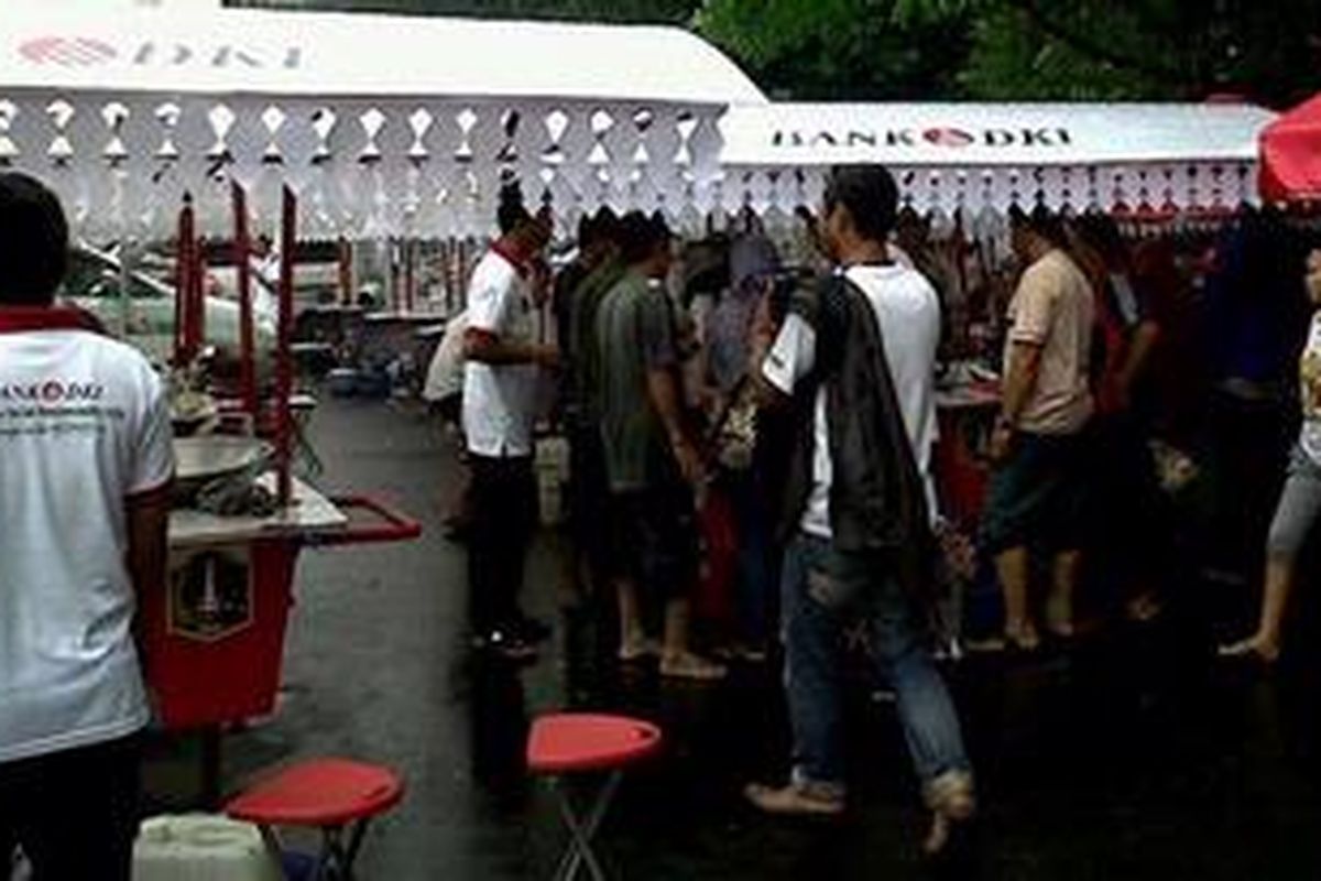 Suasana tenda-tenda kaki lima di sekitar Masjid Sunda Kelapa, Minggu (13/1/2013). Di tempat ini, Gubernur DKI Jakarta Joko Widodo melakukan penataan tempat dagang dan memberikan surat izin usaha kepada pedagang kaki lima.