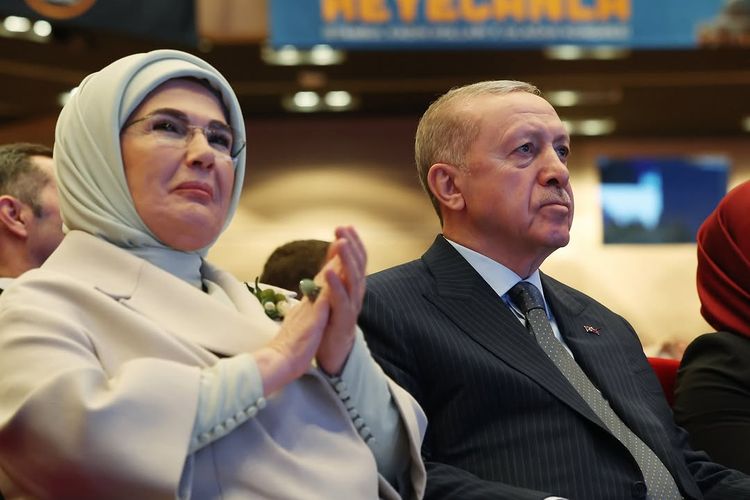 Emine Herdogan saat mendampingi Presiden Erdogan, Minggu (2/2/2025).