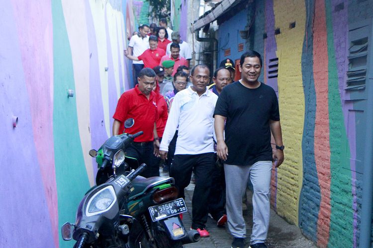 Wali Kota Semarang Hendrar Prihadi sedang meninjau Kampung Pelangi, di Kelurahan Randusari, Kota Semarang