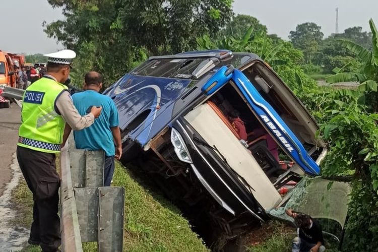 Kecelakaan bus pariwisata mengalami kecelakaan di tol Tangerang Merak. 8 Orang mengalami luka-luka.