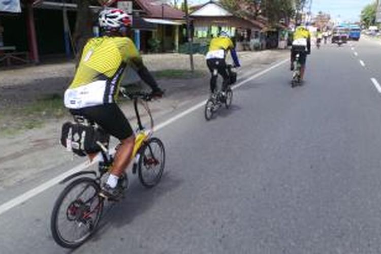 Pesepeda Kompas Minang Bike ketika gowes di etape III dengan rute Bukit Tinggi menuju Padang