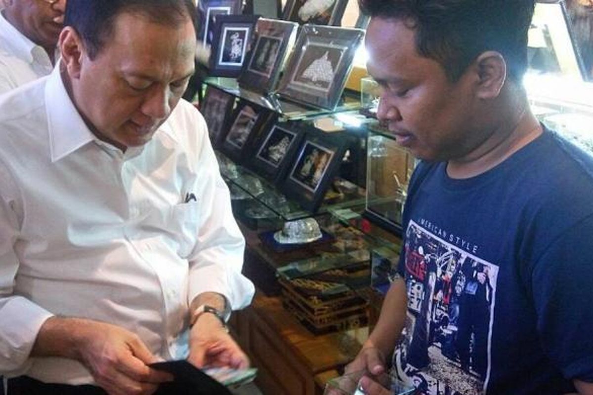 Gubernur Bank Indonesia (BI) Agus DW Martowardojo bertransaksi dengan pedagang di Blok M Square menggunakan uang NKRI baru, Senin (19/12/2016).