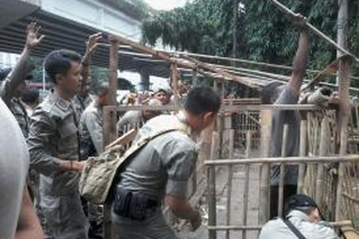 Pedagang hewan kurban di Jalan Kyai Haji Mas Mansyur, Tanah Abang, Jakarta Pusat, ditertibkan, Selasa (30/9/2014). 