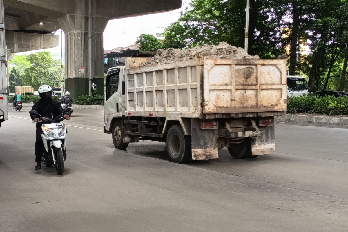 Pemotor Nekat Lawan Arah di Jalan Raya Bekasi, Abaikan Bahaya Truk Besar