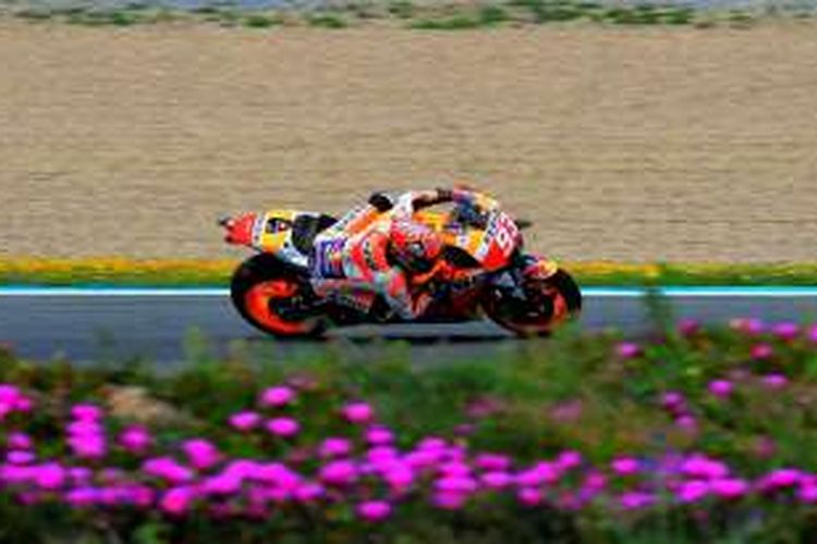 Pebalap Repsol Honda asal Spanyol, Marc Marquez, memacu motornya pada sesi latihan bebas keempat GP Spanyol di Sirkuit Jerez, Sabtu (23/4/2016).