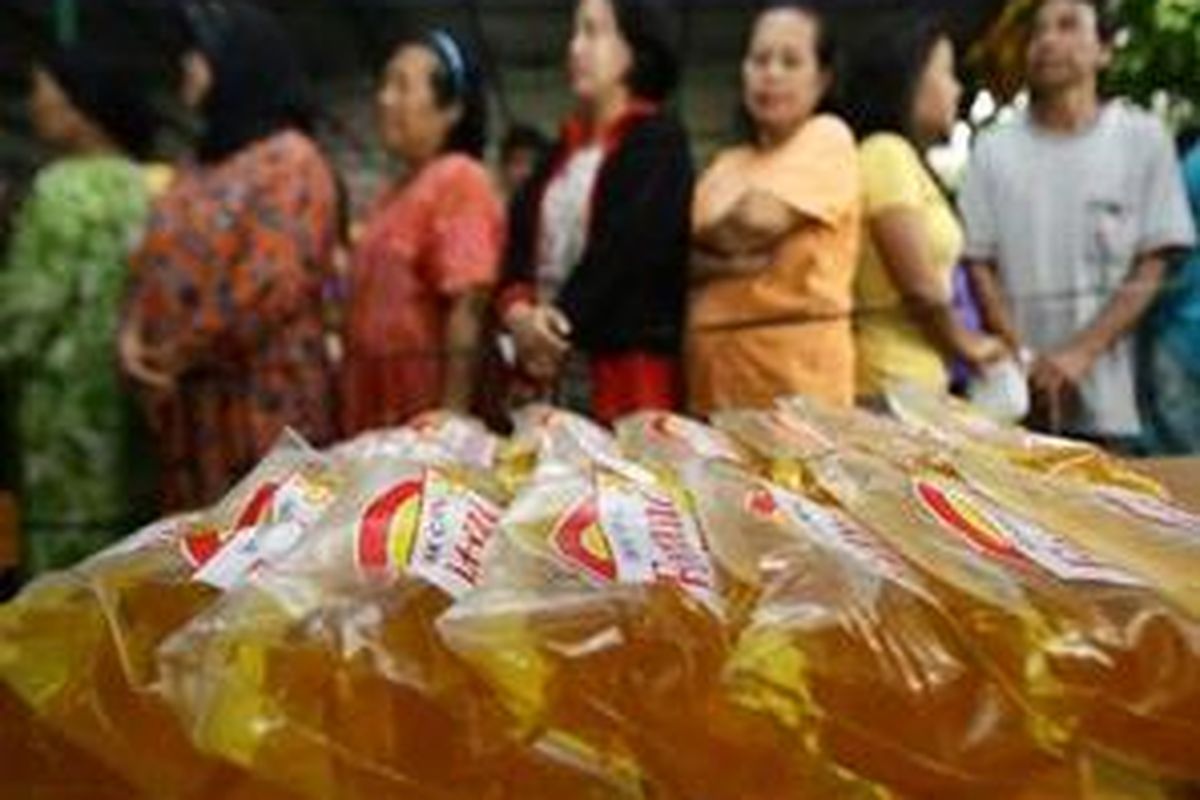 Warga Kelurahan Kebon Melati, Kecamatan Tanah Abang, Jakarta Pusat, antre membeli minyak goreng operasi pasar (OP) yang dijual di halaman kantor kelurahan.