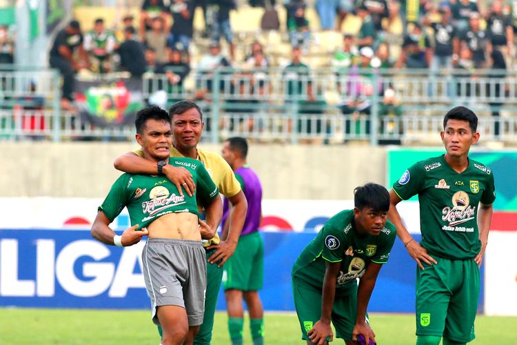 Pertemuan haru bapak dan anak yang bermain beda tim Beto Sugiantoro asisten pelatih Persebaya Surabaya memeluk pemain Persib Bandung Rachmat Irianto usai pertandingan pekan ke-30 Liga 1 2022-2023 yang berakhir dengan skor 2-2 di Stadion Gelora Joko Samudro Gresik, Senin (13/3/2023) sore.