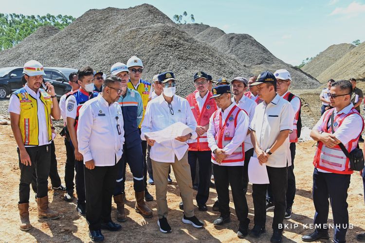Menteri Perhubungan Budi Karya Sumadi meninjau lokasi pembangunan kereta otonom atau Autonomous Rail Transit (ART) di Ibu Kota Nusantara (IKN), Kamis (29/2/2024).