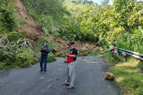 Tanah Longsor Tutup Jalan ke Tempat Wisata Goa Kiskendo di Bukit Menoreh