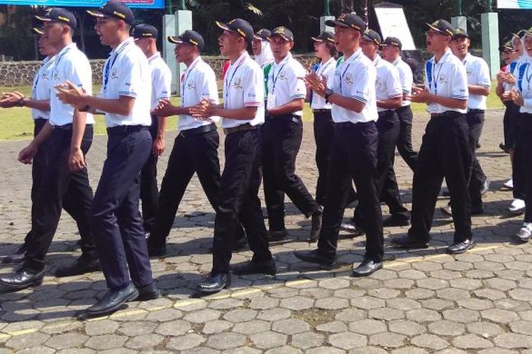 Mahasiswa penerima beasiswa Yayasan Karya Salemba Empat saat mengikuti pelatihan kepemimpinan dj Akademi Militer Kota Magelang, Jumat (27/1/2017).