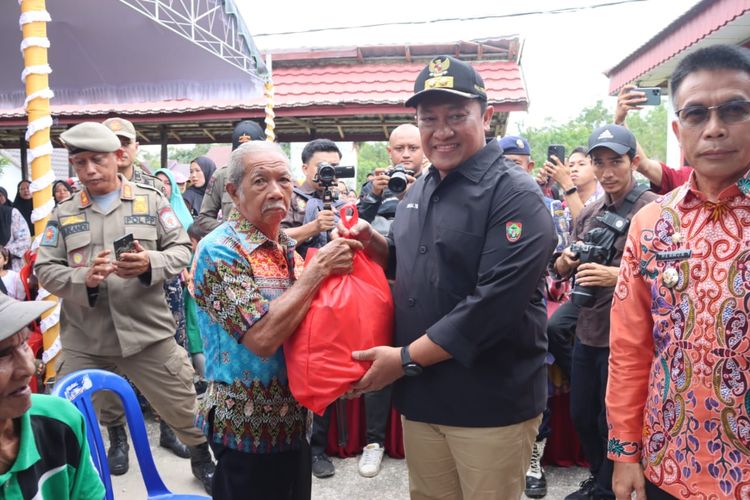 Wagub Kalteng Edy Pratowo menghadiri kegiatan Pasar Penyeimbang di Kabupaten Murung Raya, Kamis (1/2/2024).