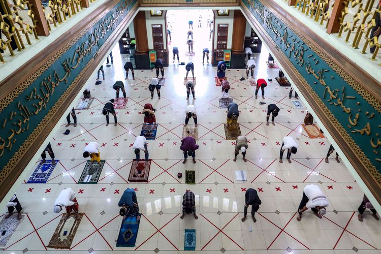 Umat Muslim menunaikan shalat Jumat di Masjid Agung Al-Barkah, Kota Bekasi, Jawa Barat, Jumat, (29/5/2020). Kota Bekasi menjajaki hidup normal baru atau new normal dengan mengizinkan warganya kembali menggelar shalat Jumat di masjid di 50 kelurahan zona hijau atau bebas Covid-19 pada Jumat (29/5/2020). Shalat Jumat digelar dengan protokol ketat pencegahan Covid-19 dan hanya diikuti terbatas oleh warga yang bermukim di sekitar masjid.