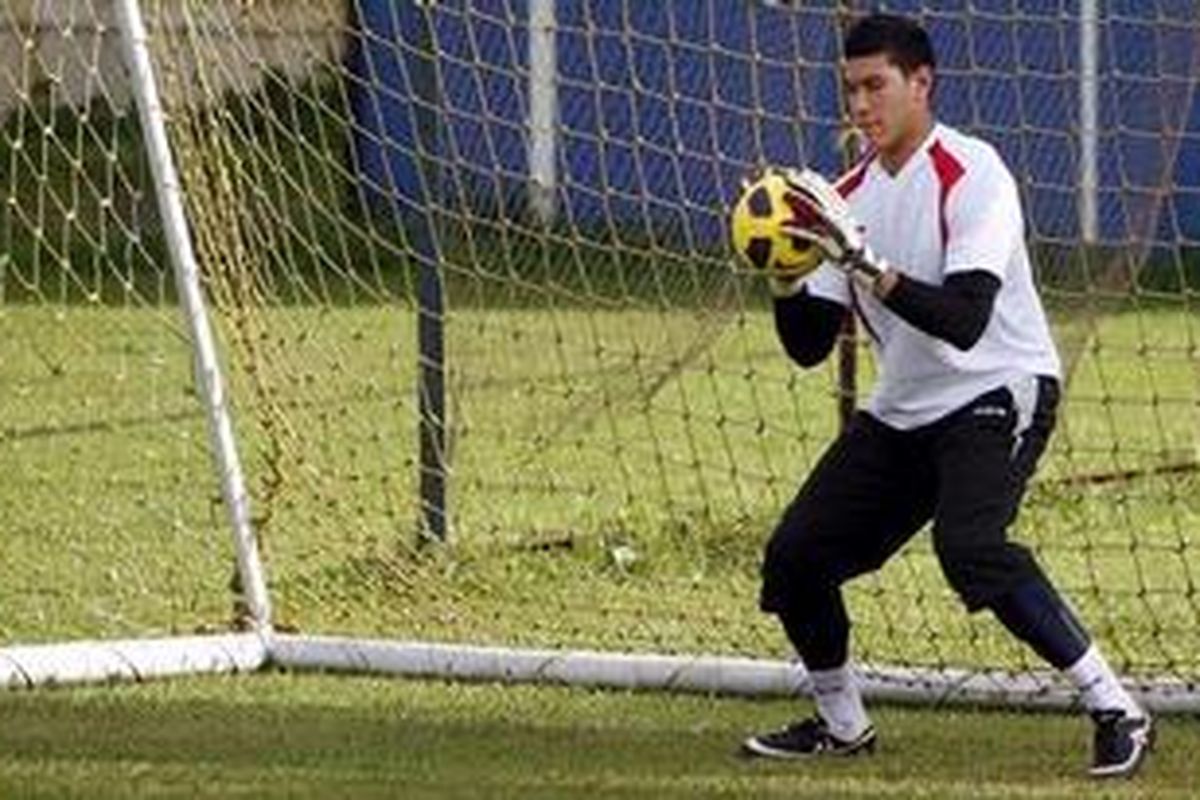 Penjaga gawang Timnas Filipina, Neil Etheridge, yang juga penjaga gawang tim Liga Inggris Fulham berlatih di Lapangan ABC, Kompleks Stadion Gelora Bung Karno, Sabtu (18/12/2010). Setelah dikalahkan Indonesia 0-1 dalam semifinal leg pertama Piala AFF, Filipina kembali akan dijamu Indonesia pada 19 Desember 2010. 