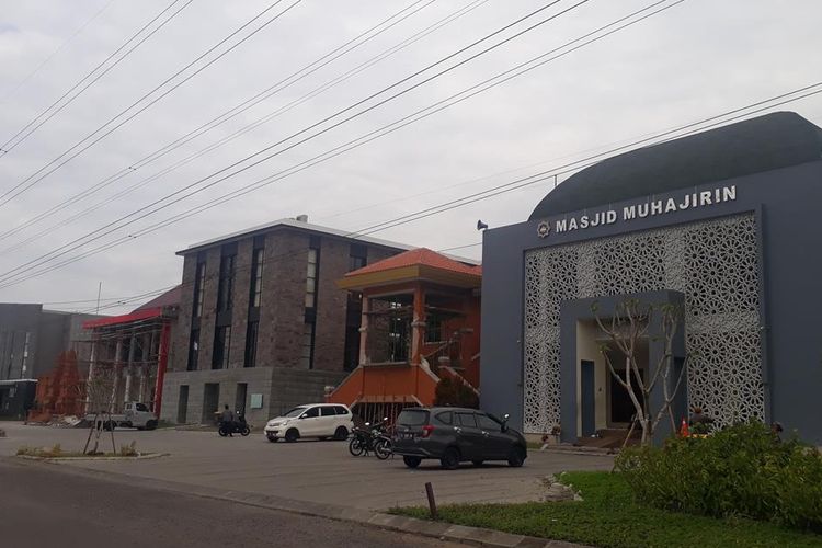 Enam rumah ibadah seperti Masjid, Gereja Katolik, Gereja Kristen Protestan, Pura, Vihara, dan Kelenteng, berjajar jadi satu di perumahan Royal Residence, Wiyung, Surabaya.
