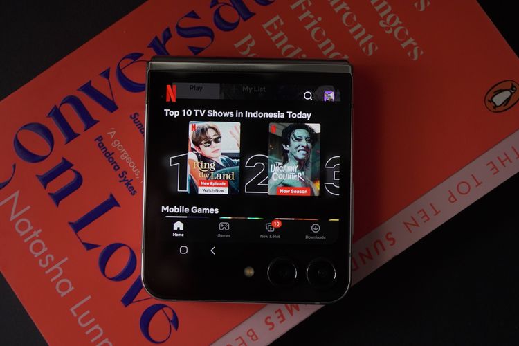 Layar sekunder Galaxy Z Flip 5 bisa dipakai untuk menonton Netflix